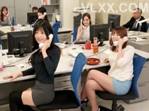 Anh chàng 91π đã cặp kè với một cô gái năm hai vừa mới đi làm ở khách sạn. Cô ấy vẫn còn hơi nhút nhát. Cái âm hộ hồng của cô ấy quá mềm mại. Cô ấy đã bị quan hệ hai lần và khuôn mặt của cô ấy bị phơi bày hoàn toàn...